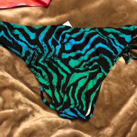 Like new bathing suit bottoms - Picture 2 of 5